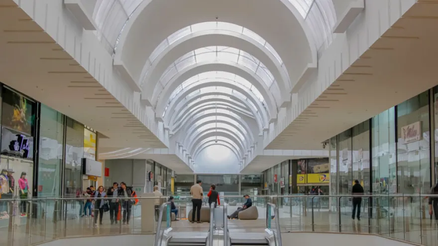 La amplitud, la luz natural y las formas curvas definen los modernos corredores del Centro Comercial Metrópolis, un espacio pensado para el encuentro y el recorrido entre tiendas y zonas de descanso.