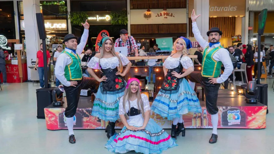 Un grupo de bailarines llena de alegría y color los espacios de Portal 80 durante una jornada especial de entretenimiento. La música, el baile y los trajes tradicionales convierten el centro comercial en un escenario de encuentro y diversión para sus visitantes.