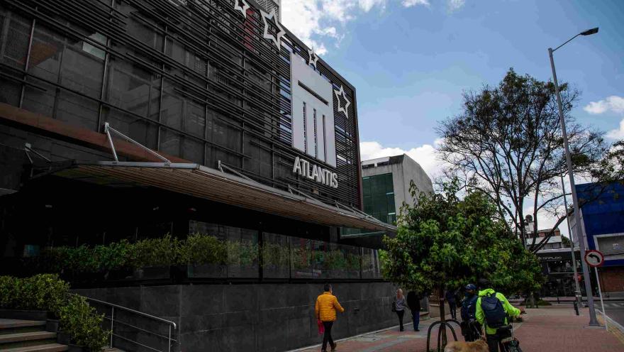 Vista lateral del Centro Comercial Atlantis, ubicado en la Zona T de Bogotá, con amplios espacios peatonales que invitan a recorrer este dinámico sector de la ciudad.