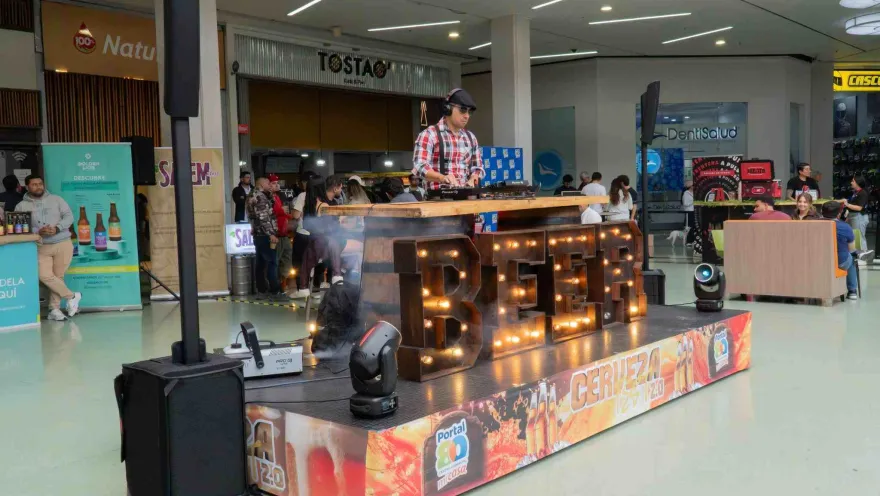  La música electrónica y el ambiente festivo toman protagonismo en Portal 80 durante una jornada especial. El DJ, acompañado de luces y un moderno montaje, transforma el centro comercial en un espacio de entretenimiento y encuentro para sus visitantes.