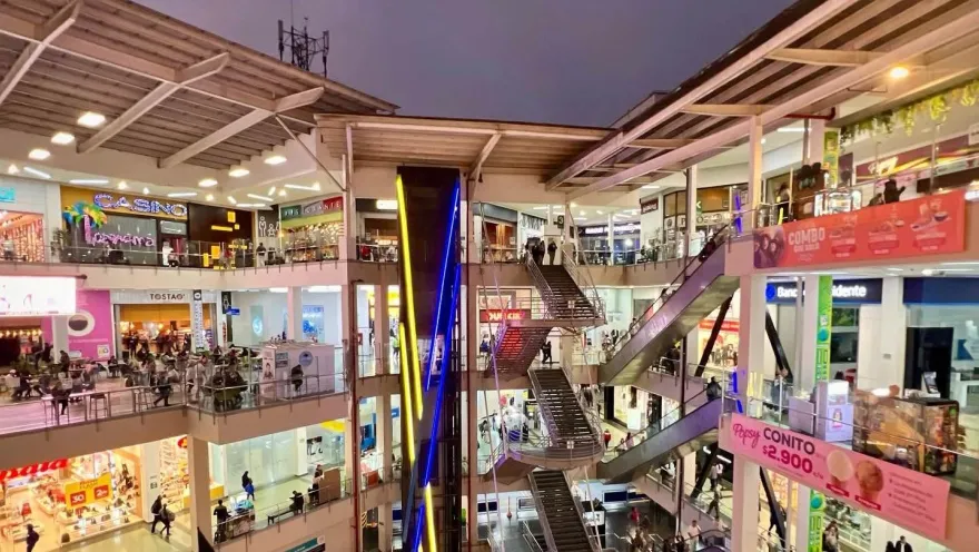 El moderno interior de Portal 80 revela un espacio lleno de movimiento, donde tiendas, restaurantes y servicios se distribuyen en varios niveles conectados por escaleras y pasillos. Un ambiente dinámico pensado para recorrer, comprar y disfrutar.