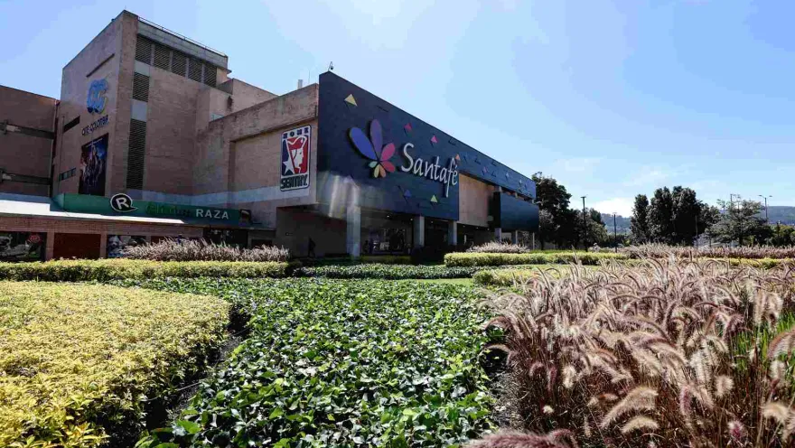 El Centro Comercial Santafé se integra con amplias zonas verdes y una cuidada vegetación que aportan frescura y color a su moderna fachada, creando un agradable entorno para visitantes y transeúntes.