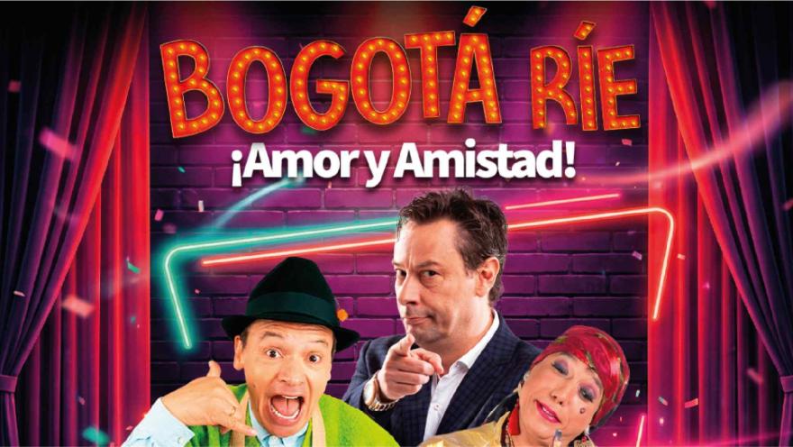 Tres comediantes caracterizados posando frente a un escenario con telón rojo y letrero luminoso de "BOGOTÁ RÍE".