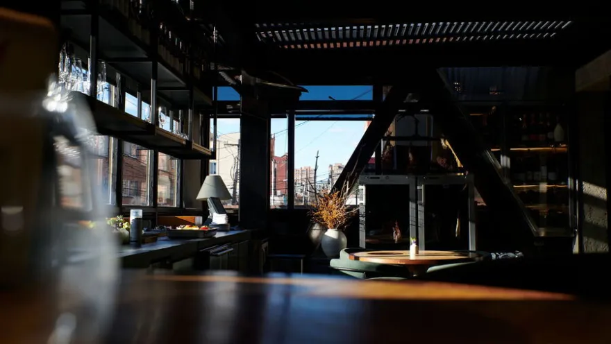  Espacio interior de El Chato con mesas, ventanales y diseño contemporáneo, donde la luz natural resalta la arquitectura del restaurante.