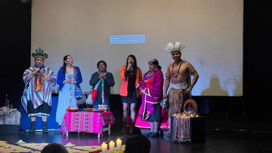 Representantes de pueblos indígenas comparten sus tradiciones y saberes ancestrales durante un encuentro cultural en Pacha Wasi Casa Cultural.