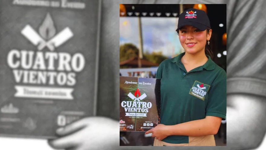 Una mujer sonriente con uniforme del restaurante sostiene el menú impreso con el logo de Cuatro Vientos.