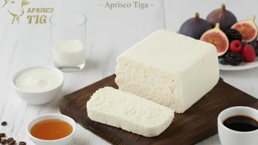 Goat milk curd served with fruit, honey, and beverages, showcasing Aprisco Tiga’s artisanal production.