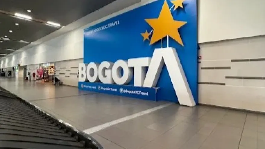 Mural de bienvenida a Bogotá en el área de equipajes del Aeropuerto El Dorado, junto a la banda transportadora.