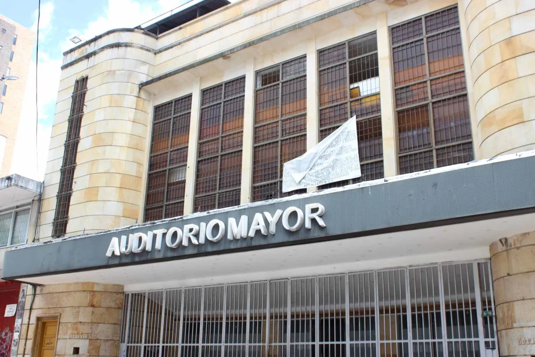  Auditorio Mayo fachada en placa de piedra en primer plano con el aviso en letras blancas.