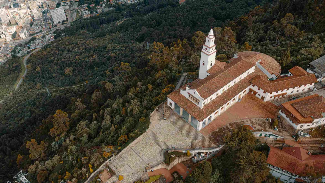Santuario de Monserrate visto desde arriba, abajo se ven montañas y algunas edificaciones.
