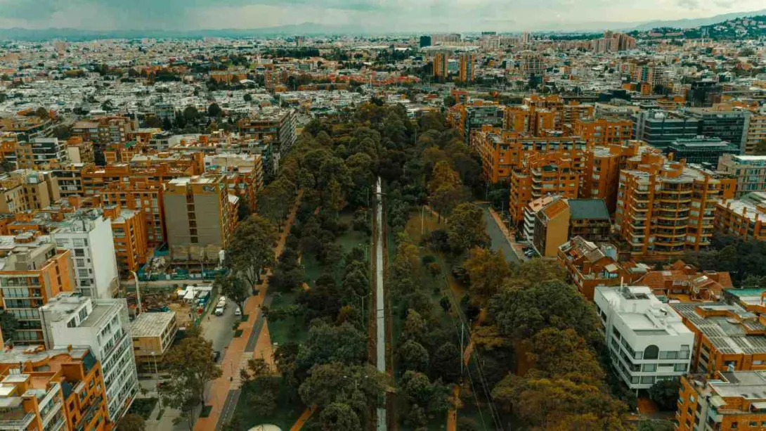 Parque visto desde arriba, en vertical, rodeado a izquierda y derecha por árboles poblados.