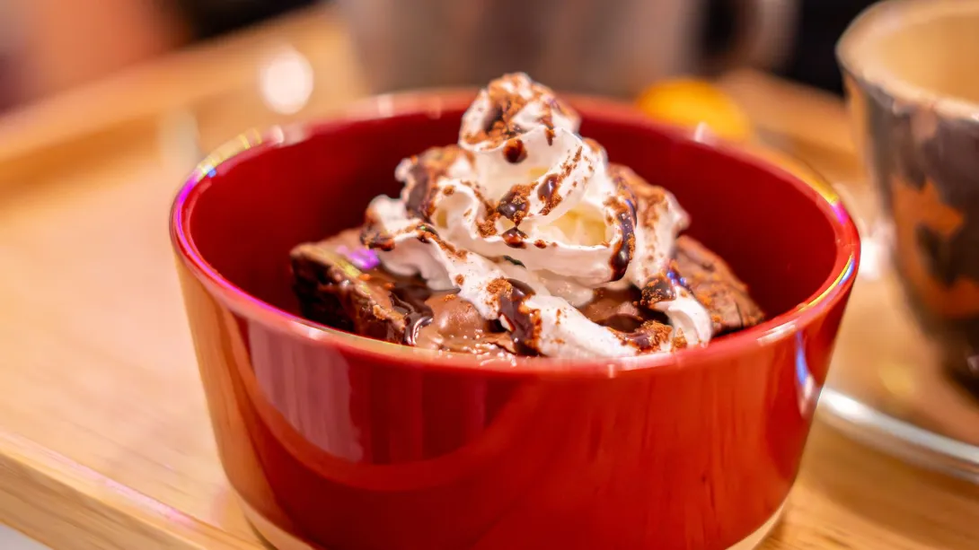  Postre de helado de chocolate con vainilla en un recipiente rojo.