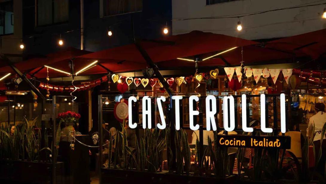  Vista exterior nocturna del restaurante Casterolli, iluminado con luces cálidas y decoración festiva.