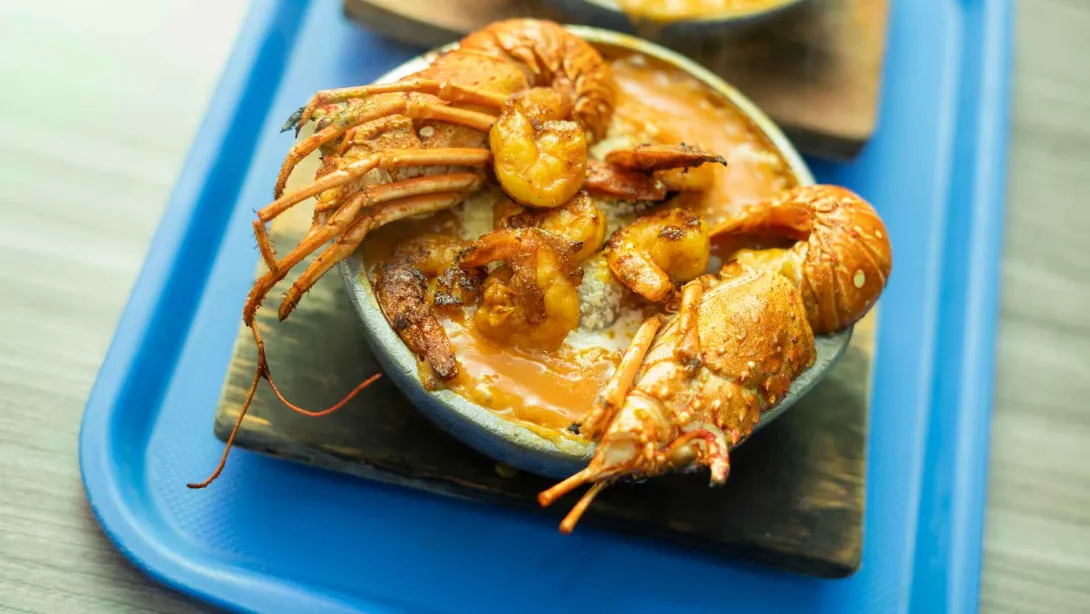 Nuestra especialidad insignia: una selección de mariscos frescos coronada con langosta entera y preparación artesanal.