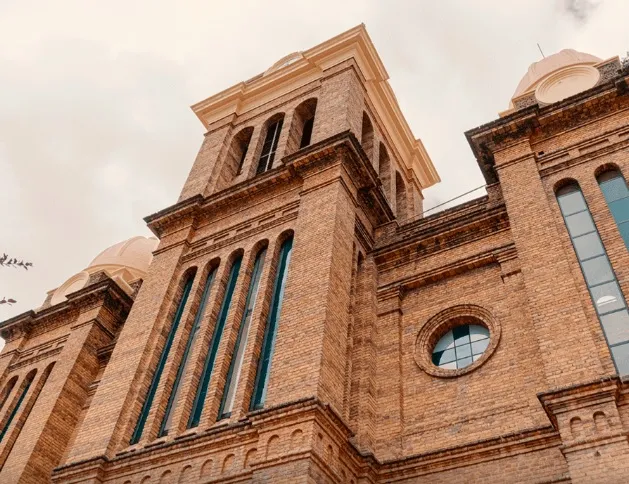 Fachada de iglesia en ladrillo vista desde abajo.