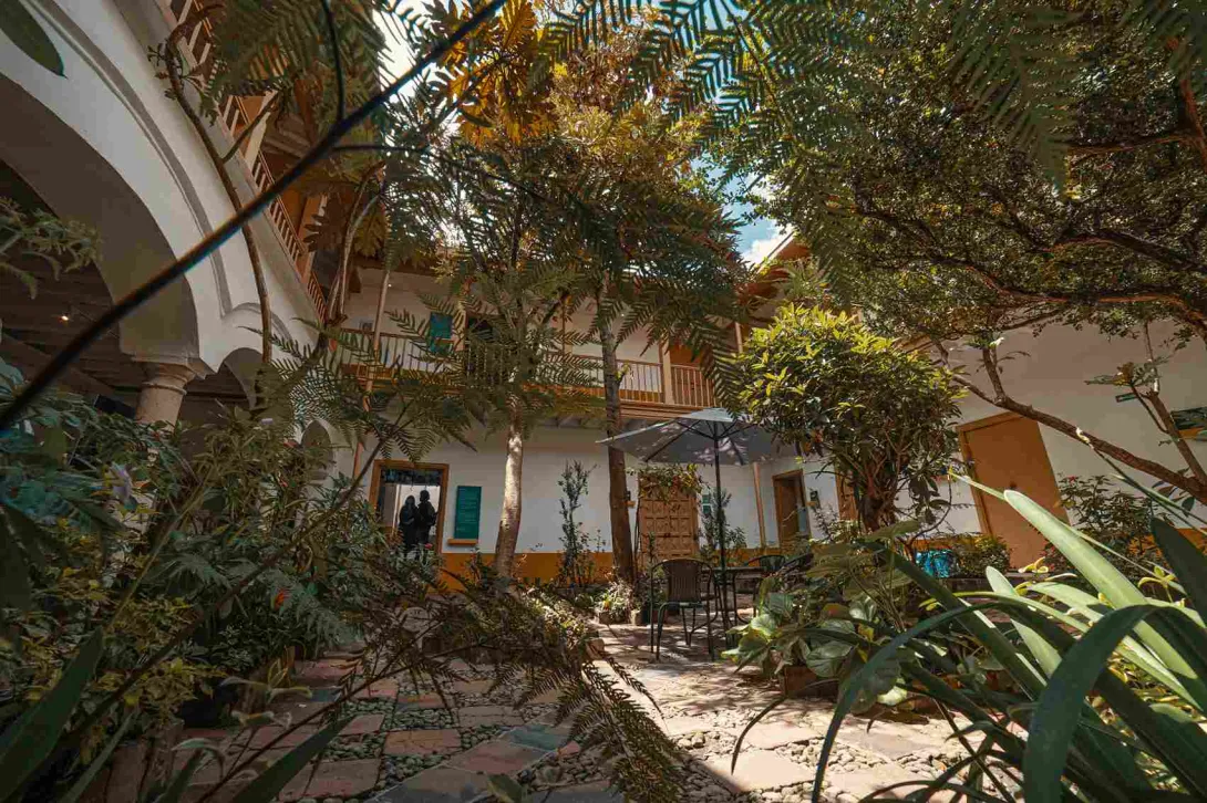 Panorámica interior del museo en el que se observa un patio con jardín y mucha vegetación.