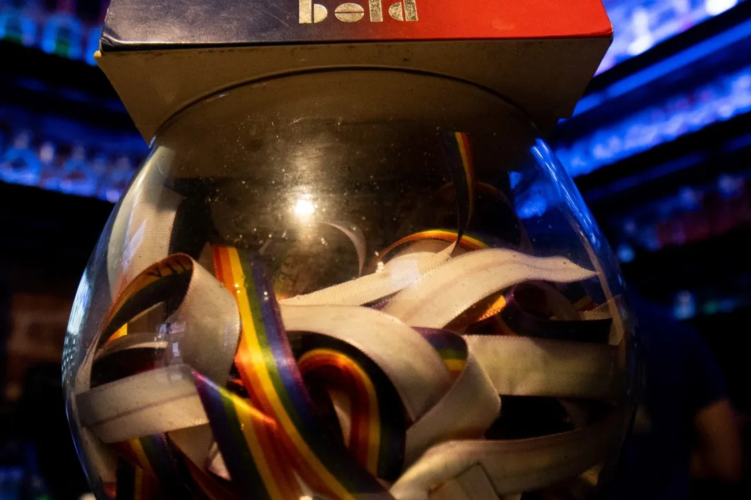 Imagen bombonera con cintas lgbti color arcoíris.