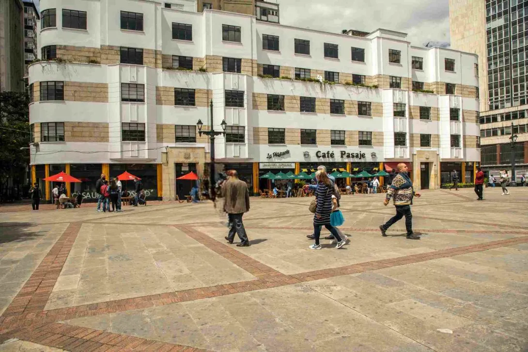  Personas caminando en una plaza, disfrutando del ambiente y socializando entre sí.