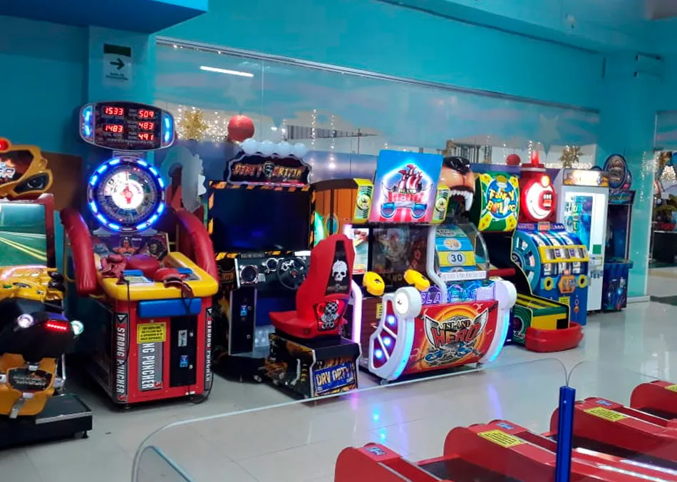 Entrada de “Game Park” en un centro comercial, con fachada colorida y vista interior de máquinas arcade iluminadas y juegos electrónicos.  