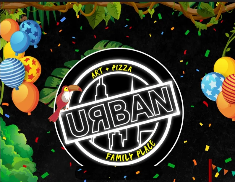Imagen gráfica con el logo “URBAN Family Place” en el centro, rodeado de ilustraciones de globos, hojas tropicales, un tucán y confeti sobre fondo oscuro.
