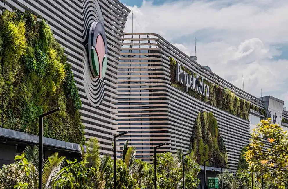 Fachada moderna del centro comercial Parque La Colina en Bogotá, con jardines verticales y diseño arquitectónico contemporáneo.