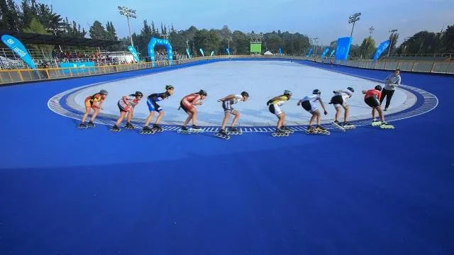 Patinadores compiten en una pista profesional durante una prueba de velocidad, en una escena que refleja la disciplina, concentración y dinamismo del deporte.