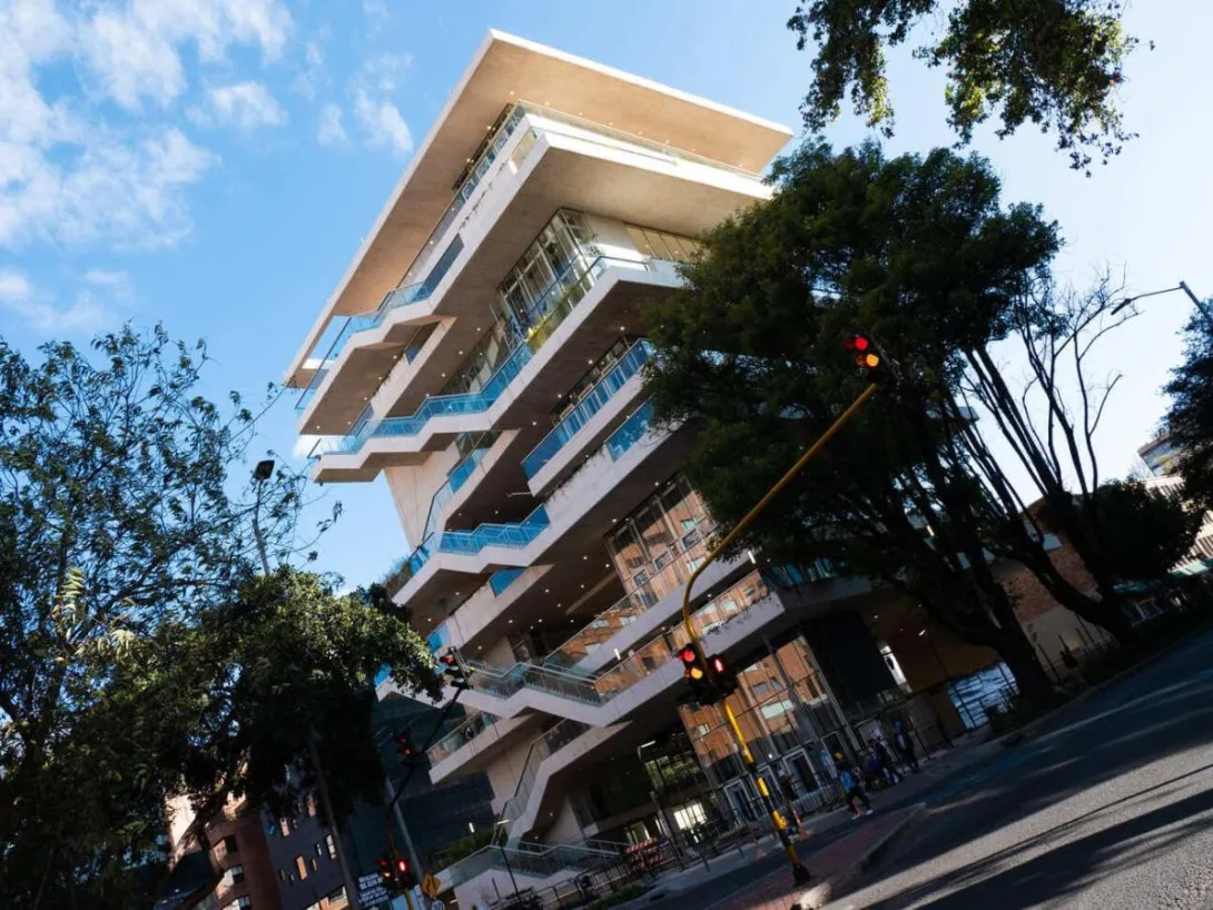 La moderna arquitectura urbana de Bogotá se integra con el entorno natural en este imponente edificio contemporáneo, símbolo del desarrollo, la innovación y el crecimiento cultural de la ciudad.