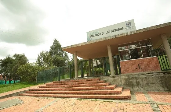 The entrance to Mirador de los Nevados Park welcomes visitors with trails surrounded by nature and a tranquil atmosphere, ideal for enjoying the scenery and connecting with Bogotá's rich environment.