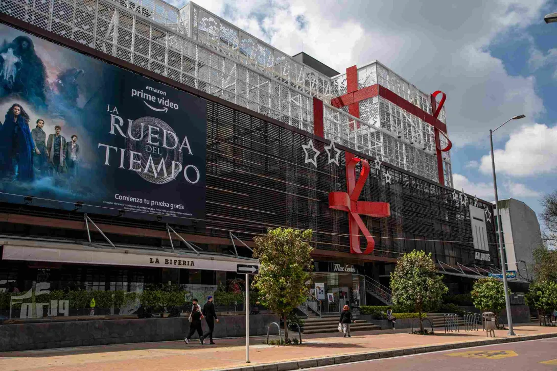 Vista exterior del Centro Comercial Atlantis, cuya arquitectura contemporánea y ubicación en la Zona T lo convierten en un referente del comercio y el entretenimiento en Bogotá.