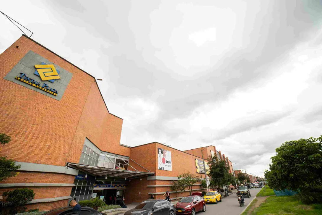Fachada exterior de Tintal Plaza, un referente comercial del suroccidente de Bogotá, ubicado junto a importantes vías y rodeado por la dinámica urbana del sector.