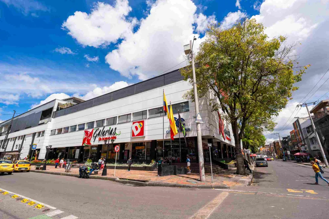  Fachada del Centro Comercial Galerías, un tradicional punto de encuentro de Bogotá que combina comercio, servicios y la dinámica urbana del sector.