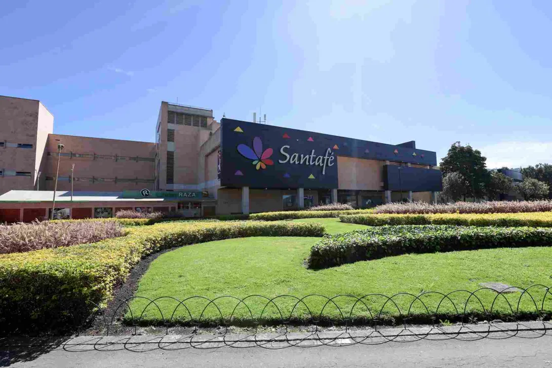 La fachada de Centro Comercial Santafé se abre hacia amplias zonas verdes cuidadosamente diseñadas, que aportan una sensación de tranquilidad y armonía. Un entorno agradable que complementa la experiencia de visitar uno de los grandes referentes comerciales del norte de Bogotá.