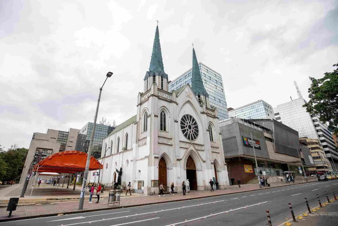 La iglesia de Nuestra Señora de los Ángeles de La Porciúncula se alza como un referente arquitectónico en medio del paisaje moderno de Bogotá.
