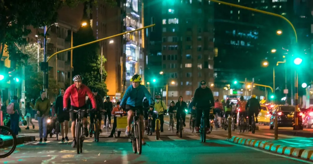Bogotá se ilumina sobre ruedas: llega la Ciclovía Nocturna con 94 kilómetros para disfrutar la ciudad