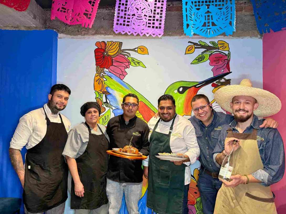  Equipo de Don Bigotes posando junto a sus preparaciones gastronómicas.