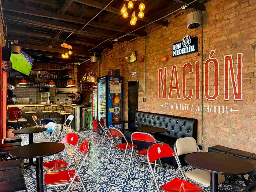 Interior de Chicharrón de Nación, con mesas, barra y decoración de estilo urbano.