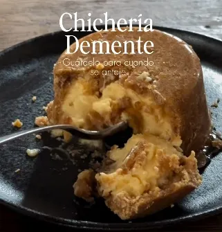 Postre de textura cremosa y dorada, servido con una generosa porción de dulce y trozos crujientes para disfrutar a cucharadas.