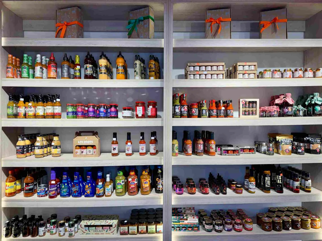 Congeladores y estanterías con alimentos, bebidas y productos mexicanos.