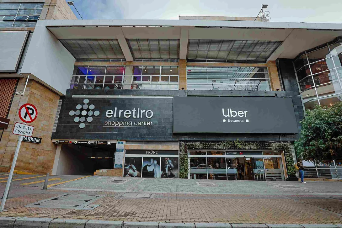  Fachada principal de El Retiro Shopping Center, un elegante referente comercial de la Zona Rosa de Bogotá, con acceso directo y espacios dedicados a la moda, el estilo y las compras.