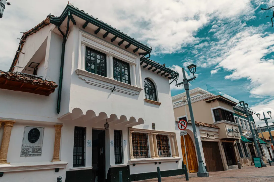 Arquitectura tradicional de Usaquén, con sus fachadas blancas, balcones, tejas de barro y detalles coloniales que conservan el encanto histórico de este sector de Bogotá.