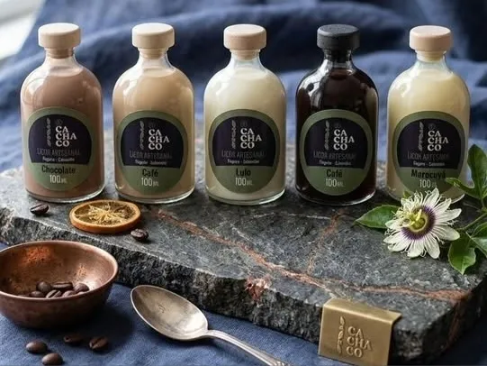Colección de licores artesanales El Cachaco en sabores de chocolate, café, lulo y maracuyá, presentada en botellas de 100 ml.