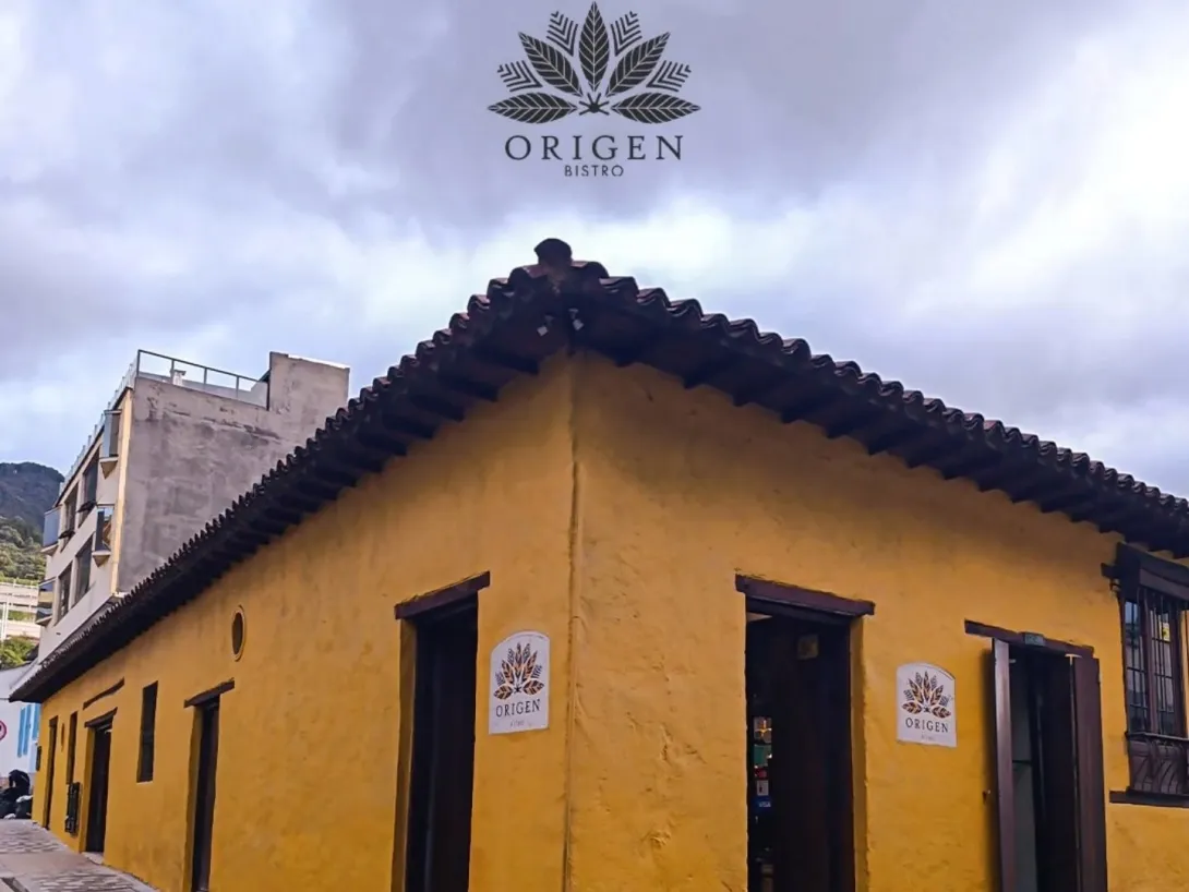 Una esquina de una casa colonial amarilla en La Candelaria.