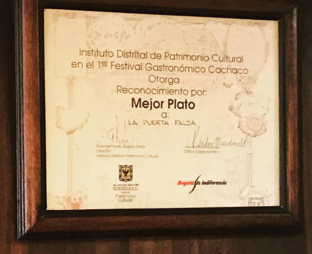 Certificado del Instituto Distrital de Patrimonio Cultural que reconoce a La Puerta Falsa por su “Mejor Plato”.