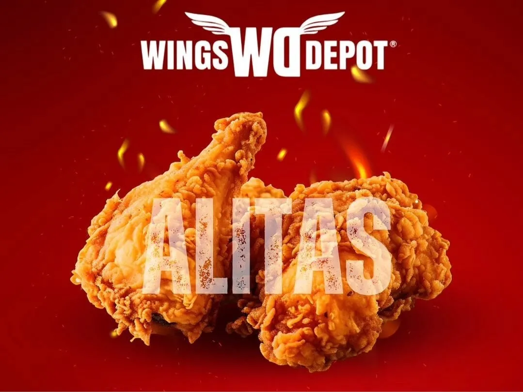 Alitas de pollo apanadas y crujientes, acompañadas de salsas y vegetales.