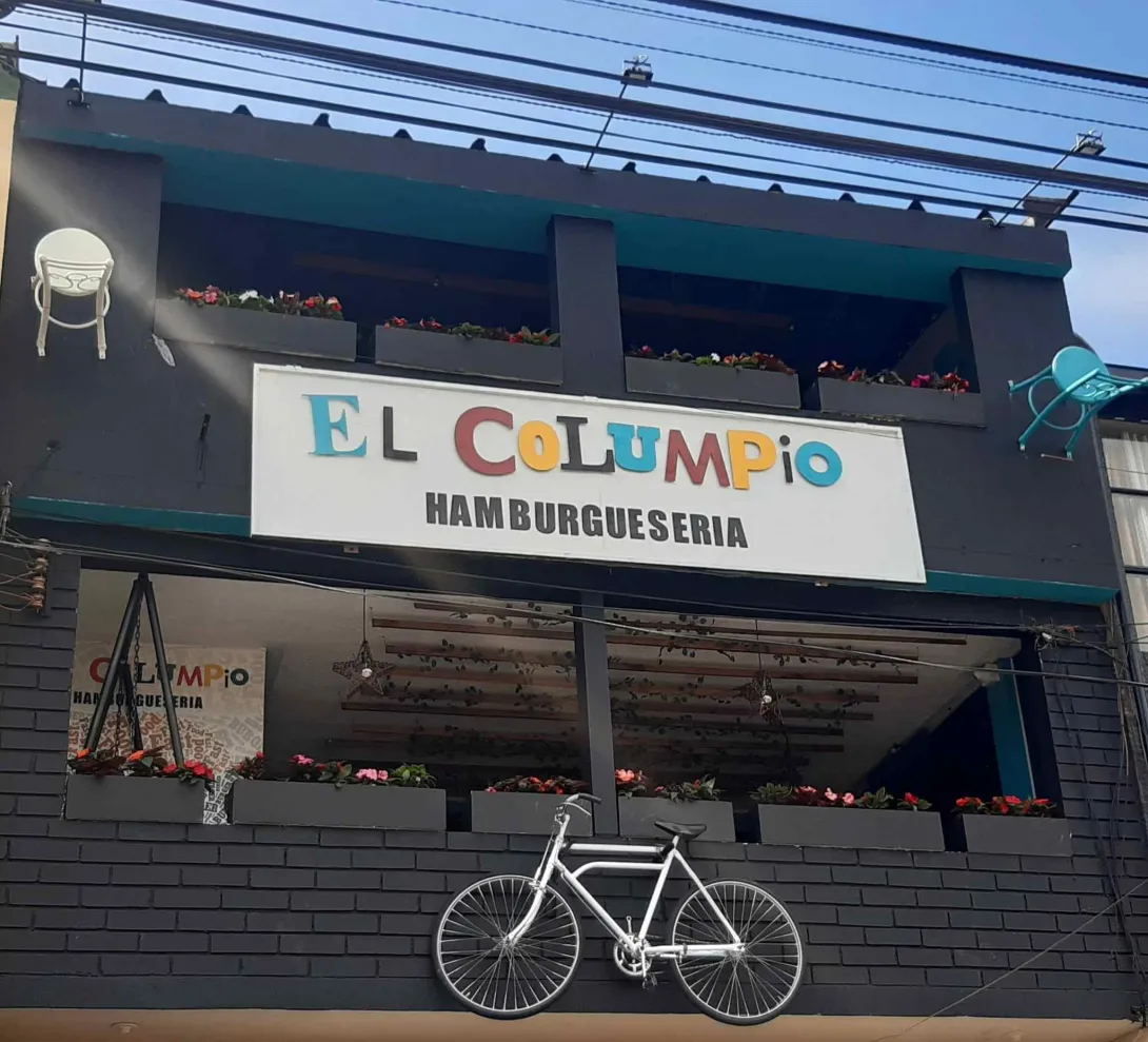Fachada de El Columpio Hamburguesería, decorada con elementos alusivos a su concepto.