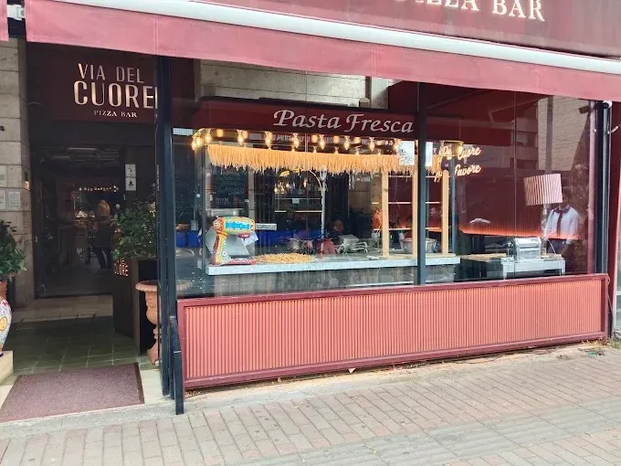Fachada de Via Del Cuore Pizza Bar, con ventanilla de pasta fresca y ambiente italiano.