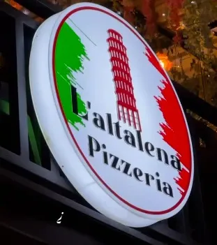 Aviso de L’altalena Pizzería con diseño inspirado en Italia.