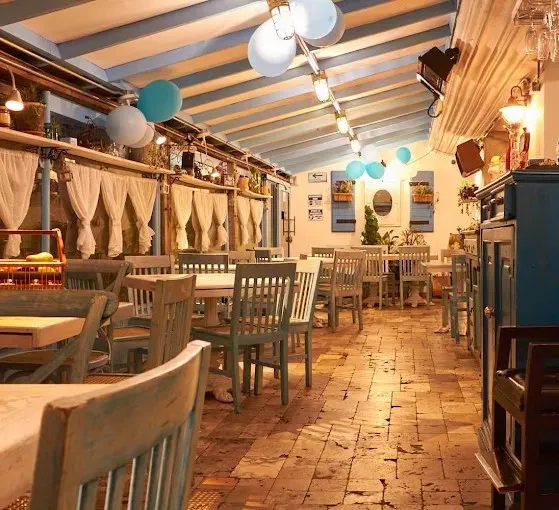 Interior de Andrei con decoración de estilo europeo, mobiliario de madera, iluminación cálida y ambiente acogedor.