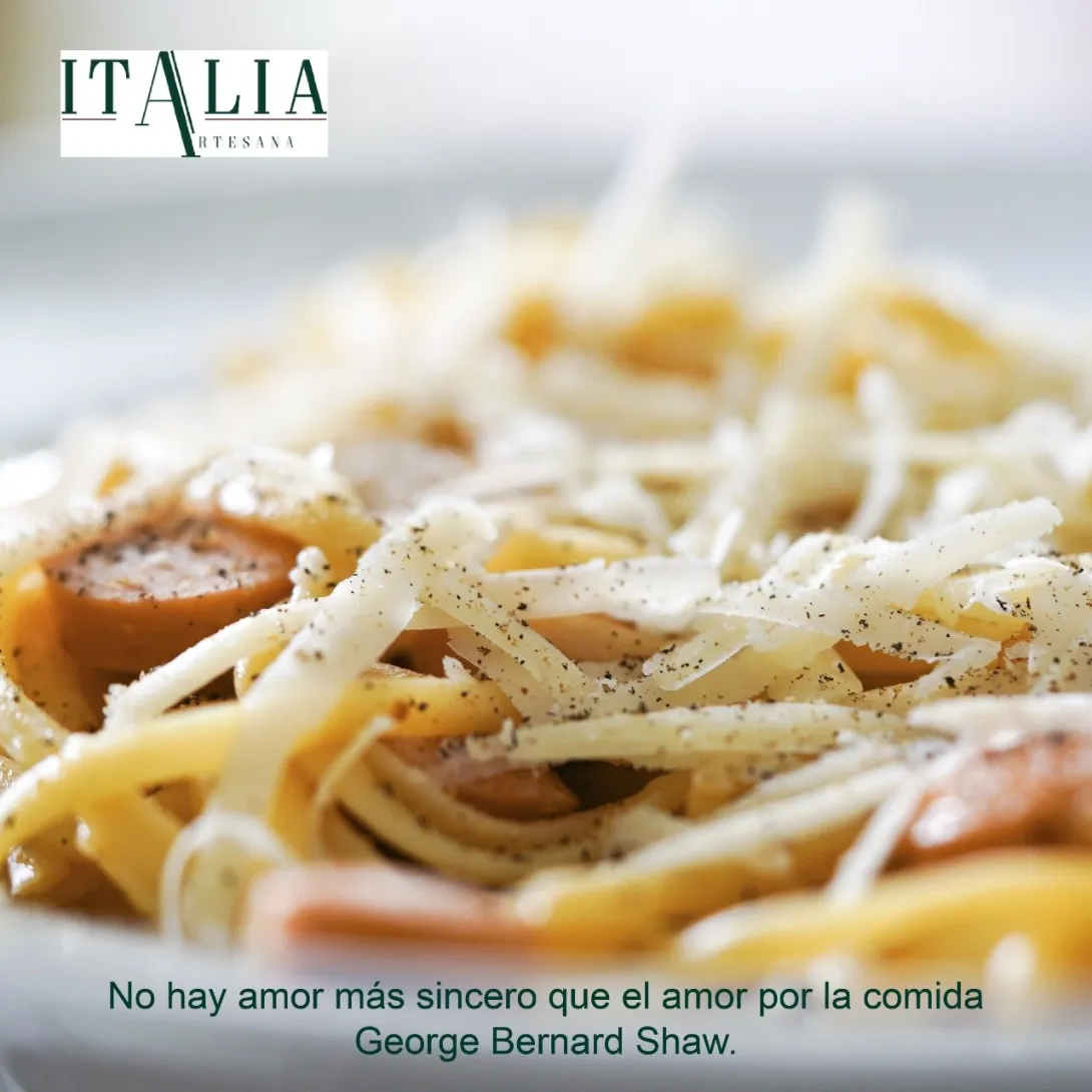 Pasta italiana con queso rallado y pimienta negra, presentada en un plato blanco.